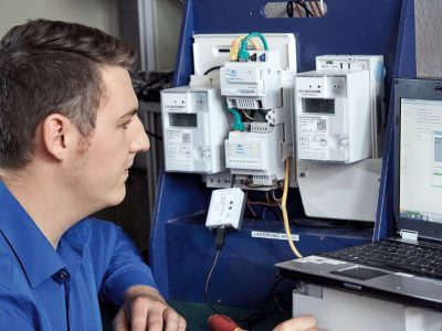 Monteur vor intelligentem Messsystem