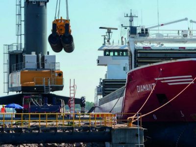 Bau North Straem 2 - Verladen von Rohren