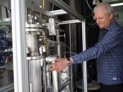 Dr. Ulrich Zuberbühler vor der ZSW-Versuchsanlage zur CO2-Gewinnung