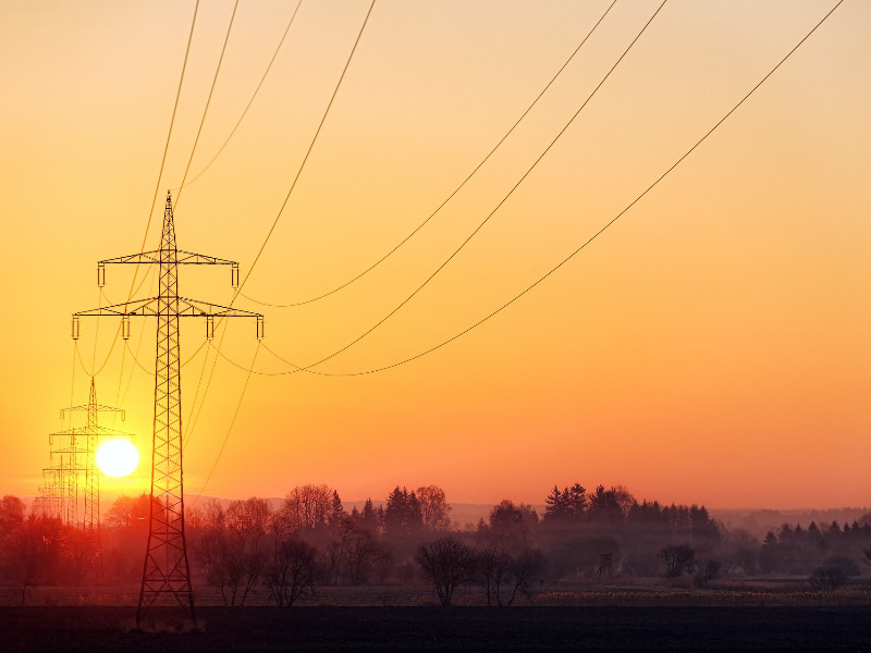 Regelstrommarkt: Strommasten vor untergehender Sonne
