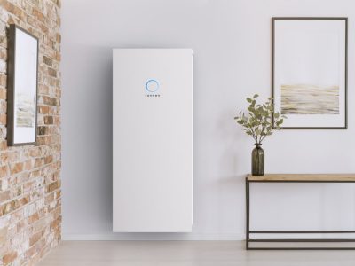 sonnenBatterie an Wohnungswand