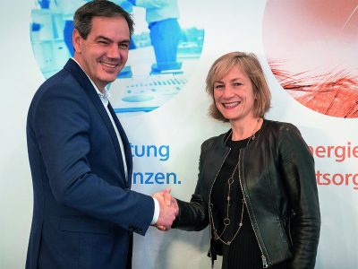 Dieter Ludwigs und Simone Hessel besiegeln die Kooperation zur Smart Meter Gateway Administration zwischen regio iT und rku.it.