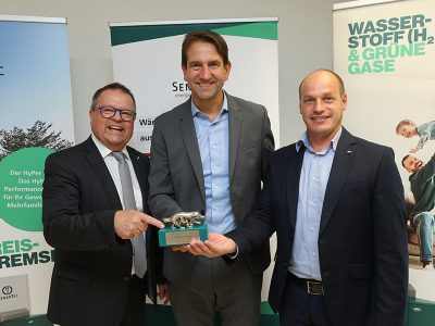 Strahlender Preisträger: Andreas Jung (Mitte), diesjähriger Klimadachs-Preisträger, mit Hagen Fuhl, Prokurist, (links) und Andre Merz, Produktmanagement/Energiewirtschaft, beide SenerTec, bei der Preisverleihung des Klimadachs.