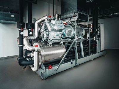 Meerwasser-Wärmepumpe von Johnson Controls in der Energiezentrale der Stadtwerke Neustadt in Holstein.