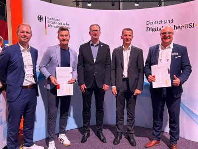 Zertifikatsübergabe durch das BSI an Theben Smart Energy und VIVAVIS für die FNN-Steuerbox mit Relaiskontakten