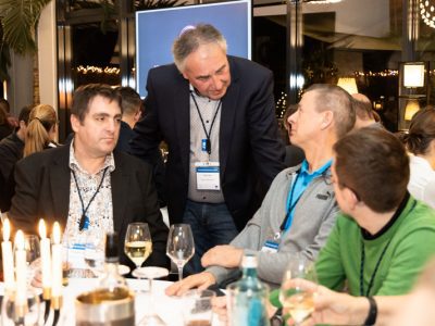 Somentec-Vertriebsleiter Peter Öfele (stehend) bei der Abendveranstaltung im Gespräch mit Kunden.