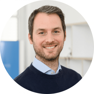 Dr. Matthias Simolka arbeitet als Senior Produktmanager bei TWAICE. In dieser Funktion schlägt er die Brücke zwischen Kunden und Technik. Vor seiner Tätigkeit bei TWAICE war er mehrere Jahre in der akademischen Forschung tätig und beschäftigte sich mit den Alterungsmechanismen moderner Lithium-Ionen-Batterien. Seine Forschung kombinierte Materialanalysen bis in den Nanometerbereich mit Beobachtungen auf Systemebene, um das Batterieverhalten mit den konkreten Degradationsmechanismen zu verknüpfen. Nach der akademischen Forschung arbeitete er einige Jahre als Berater mit Schwerpunkt deutscher Energiemarkt mit besonderem Augenmerk auf erneuerbaren Energien und Energiespeichertechnologien. Bild: © TWAICE
