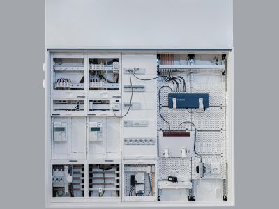 Das Smart Meter Gateway samt Mehrwertmodul von Theben Smart Energy sowie das Energiemanagementsystem von Hager machen § 14a-konforme Steuerung möglich