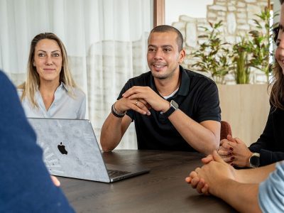 Teammeeting mit CEO Dominik Schwärzel (Mitte) im neuen 