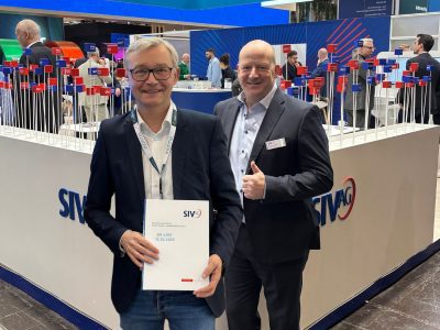 Freuen sich auf ihre enge Kooperation: (von links) Christian Müller (Geschäftsführer der Stadtwerke Paderborn) und Marco Fiedler (Geschäftsführer der der SIV Utility Services) auf dem E-world-Stand der SIV.AG.