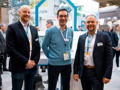 Bei der E-world 2025 in Essen wurde die strategische Partnerschaft zur Integration urbaner Daten- und IoT-Plattformen für Smart Cities von Adesso und Zenner bekannt gegeben. Im Bild (von links) Dr. Jan-Philipp Exner (Senior Projektingenieur Smart City, ZENNER), Markus Elsebusch (Senior Business Development Manager, Adesso), René Claussen (Geschäftsführer Zenner IoT Solutions).