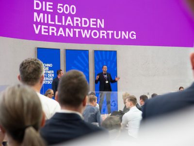 Neues Logo, neue Marke: Was ist GY? Pünktlich zur Vorstellung der neuen Komplettlösung für die Energiewirtschaft drängten sich die Besucher am Stand der Wilken Software Group.