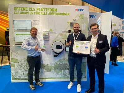 Intelligente Wallbox und Partnerschaft fürs Steuern: Alexander Bourgett und Markus Zahner von eSystems nehmen den Partnerschaftspokal „PPC connect“ auf der E-World entgegen. Sie hatten die Interoperabilität der ghostONE mit dem CLS-Adapter erfolgreich gezeigt.