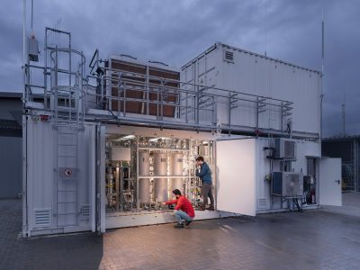 Damit entsteht Schiffstreibstoff aus Abwasser: ICODOS, eine Ausgründung aus dem KIT, entwickelt vollintegrierte, vollautomatische und dynamisch betriebene E-Methanol-Anlagen.