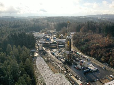 Der Eavor-LoopTM ist ein Geothermie-Kraftwerk mit einem geschlossenen System und vergleichbar mit einem riesigen unterirdischen Heizkörper.