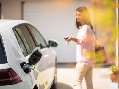 HOMECHARGE.flex ermöglicht Unternehmen ihren Mitarbeitenden, ihre dynamischen Stromverträge voll auszuschöpfen und Dienstfahrzeuge zuhause sowohl wirtschaftlich als auch netzdienlich zu laden