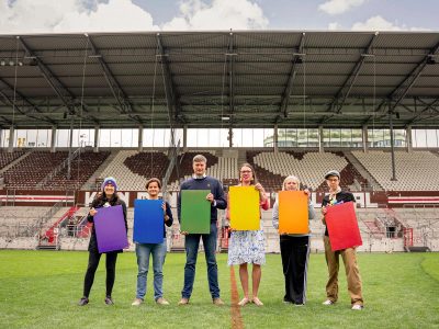 Auf dem Dach der Nordtribüne des Millerntor-Stadions entsteht in der Sommerpause die weltweit erste Solaranlage in Regenbogenfarben.