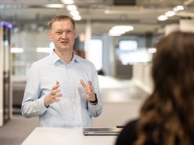 Die Sorge um Cyberangriffe auf Energieanlagen als Teil der kritischen Infrastruktur nimmt zu. Marek Seeger, Information Security Manager bei SMA Solar, erklärt, auf welche Faktoren die Nutzer:innen achten sollten.