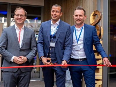 Feierlicher Moment: Standortleiter Jan Giesing (von rechts), CEO Dominik Schwärzel und Dietrich Aden, Bürgermeister von Greven, eröffnen den neuen Standort in Greven offiziell