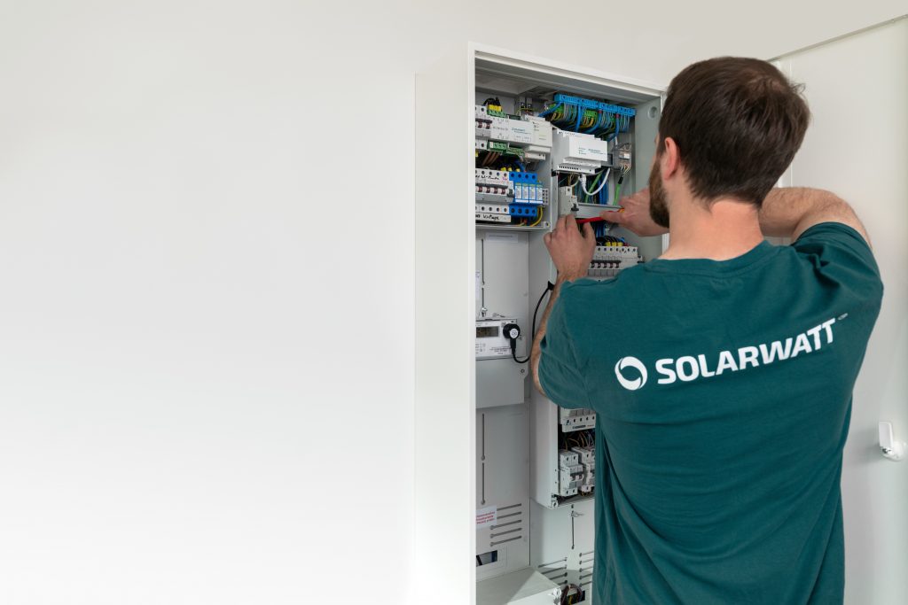 „Ein Smart Meter trägt dazu bei, die Wirtschaftlichkeit einer Solaranlage zusätzlich zum Solarertrag nochmal deutlich zu steigern", sagt Peter Bachmann, CPO bei Solarwatt.