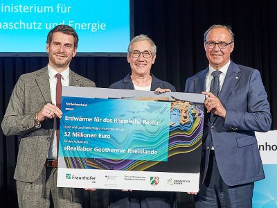 Symbolische Übergabe des Förderbescheids für das Reallabor Geothermie Rheinland mit Paul Höller, Sibylle Keupen und Prof. Rolf Bracke (von links).