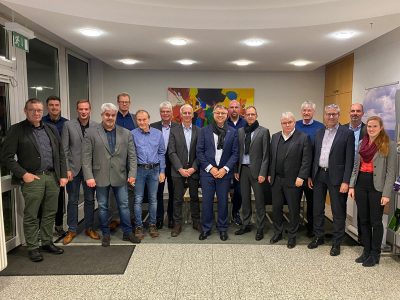 Harz Energie Netz, OsthessenNetz und WEMAG Netz stecken ihre gebündelte Expertise in ein Vorzeigeprojekt: Sie entwickeln gemeinsam moderne Leitstellen- und Netzleittechnik. Experten der drei Netzgesellschaften arbeiten dazu seit Monaten intensiv an gemeinsamen Plänen – auch bei persönlichen Treffen.