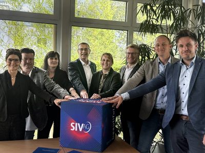 Vertragszeichnung in Neuruppin am 29. Juli 2025 (von links): Jana Scheller, PL STW Strausberg / Christian Höbel, PL SIV.AG / Daniela Oberländer, PL STW Ludwigsfelde / Thoralf Uebach, GF STW Neuruppin / Irina Kühnel, GF Strausberg / Andreas Lüth, Vorstandsvorsitzender SIV.AG / Dan Selmert Bereichsleiter PS SIV.AG / Marian Retzlaff, PL STW Neuruppin. (PL-Projektleitung, GF-Geschäftsführung).