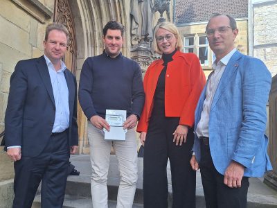 Dr. Fritz Wengeler (smartOPTIMO), Jan-Frederic Graen (peerMetering), Katharina Pötter (Oberbürgermeisterin Stadt Osnabrück), Daniel Waschow (Stadtwerke Osnabrück) nach der gemeinsamen Pressekonferenz.