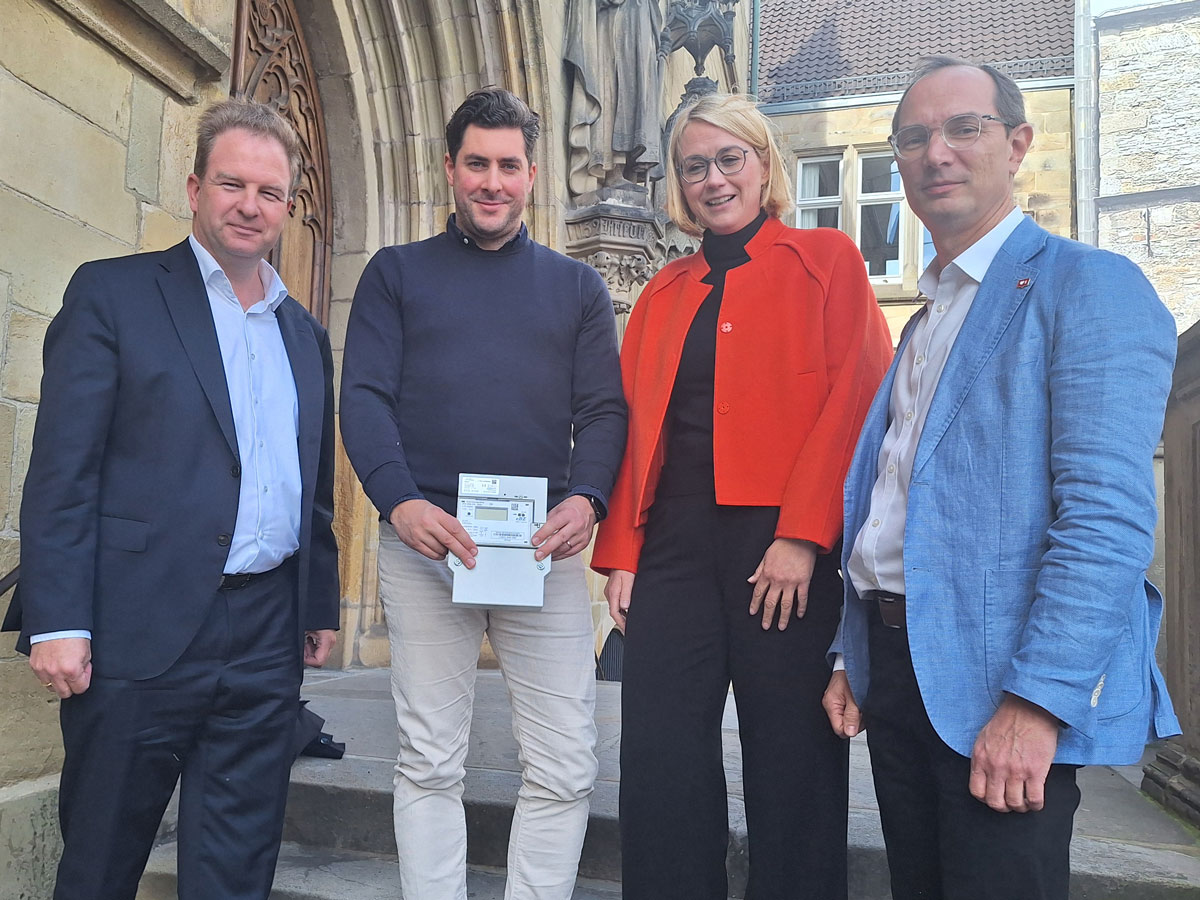 Dr. Fritz Wengeler (smartOPTIMO), Jan-Frederic Graen (peerMetering), Katharina Pötter (Oberbürgermeisterin Stadt Osnabrück), Daniel Waschow (Stadtwerke Osnabrück) nach der gemeinsamen Pressekonferenz.