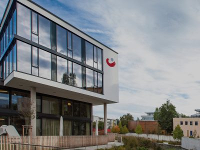 Redispatch 2.0 soll Netzüberlastungen verhindern, indem Erzeugung und Speicher planungsdatenbasiert, maßnahmeneffizient und zu möglichst niedrigen Kosten angepasst werden.