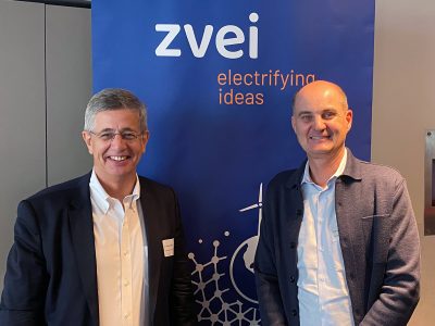 Neuer Vorsitzender vom ZVEI-Fachverband Energietechnik: Tim Holt (Siemens Energy, rechts). Stellvertreter: Dr. Peter Heuell (EMH Metering, links). Es fehlt: Jonas Danzeisen (Venios)