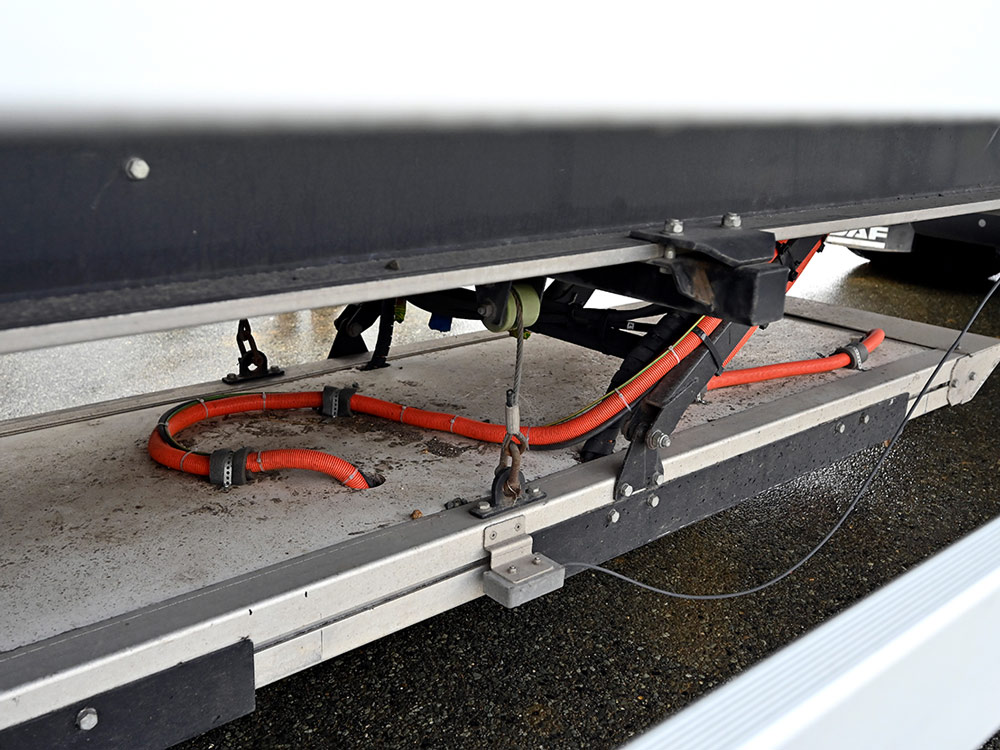 Gegenspule im Fahrzeug. Diese nimmt die Energie auf aus den Spulen im Straßenbelag auf und leitet sie direkt in die Batterie weiter. (Bild: © FAU/Harald Sippel)