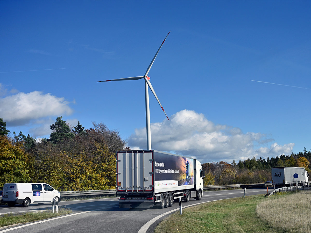 Laden beim Fahren: Erstmals wird in Deutschland auf einer Autobahn untersucht, wie sich Elektrofahrzeuge während der Fahrt kabellos laden lassen