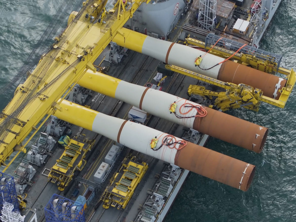 Die Monopile-Fundamente vor der Installation.