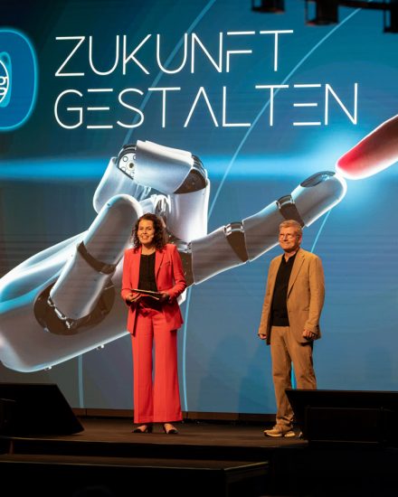 Einen spannenden Blick in die Zukunft wagte Stefan E. Renkert, Gründer der hsag, zusammen mit seinen Gästen auf dem Kongress im Heidelberger Schloss.