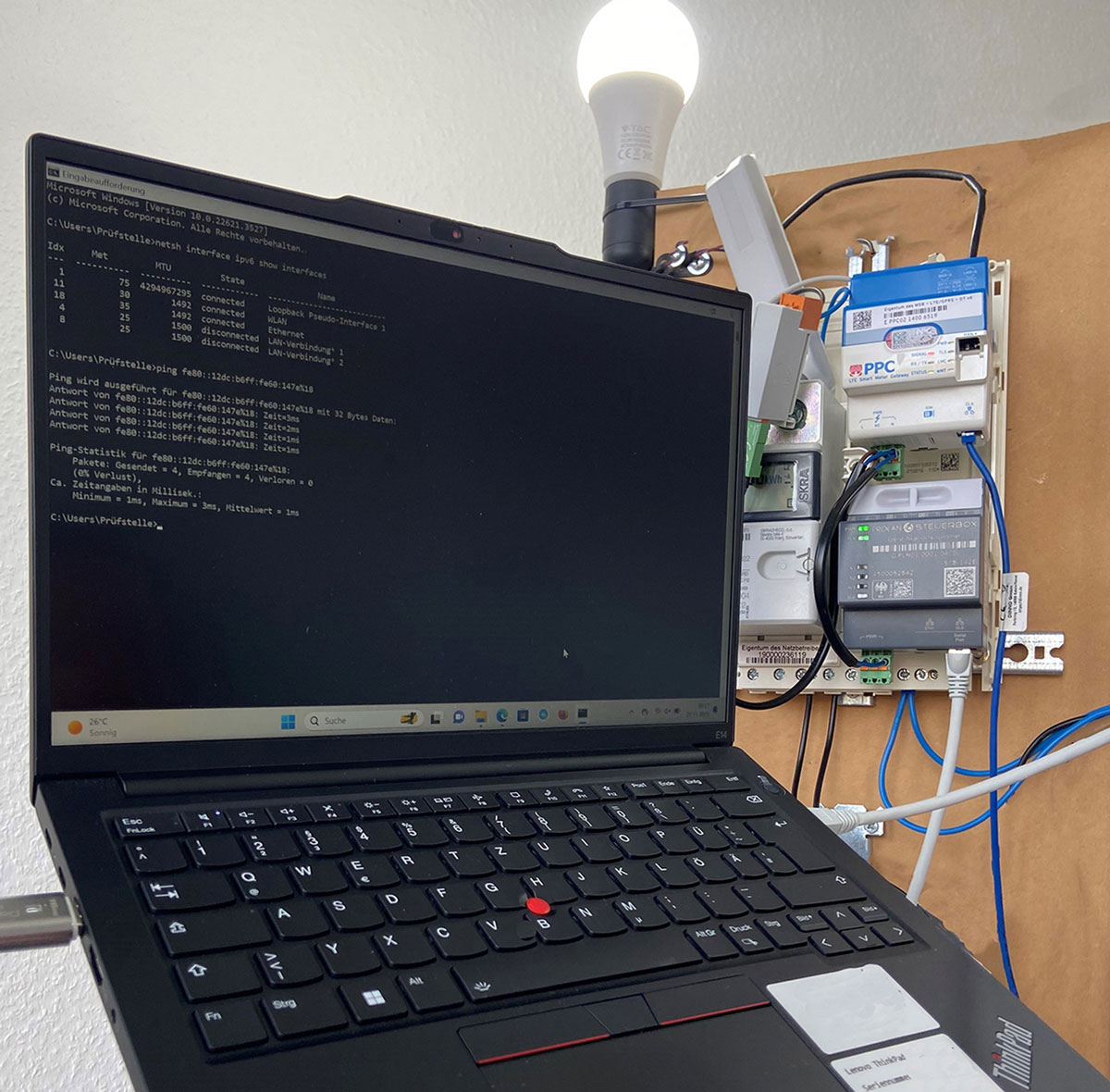 Im VOLTARIS-Prüflabor wird jede Steuerbox zunächst manuell aufgeschaltet, um die Inbetriebnahme zu testen. © VOLTARIS GmbH