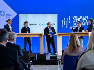 Angeregte Podiumsdiskussion auf dem Wilken Summit in Ulm (von links): Andreas Klär vom Elektrizitätswerk Hindelang, Moritz Heinemann von Epilot, Moderator Matthias Mett, Marcus Fragel von Endios sowie Zoran Petrovic von Conuti.