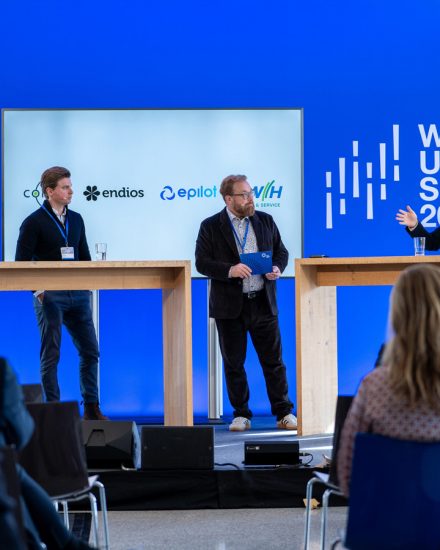 Angeregte Podiumsdiskussion auf dem Wilken Summit in Ulm (von links): Andreas Klär vom Elektrizitätswerk Hindelang, Moritz Heinemann von Epilot, Moderator Matthias Mett, Marcus Fragel von Endios sowie Zoran Petrovic von Conuti.