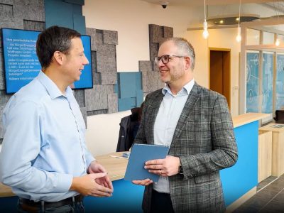 Frank Wolters, Senior Sales Manager Utilities von Arvato Systems und Martin Kreutz, Bereichsleiter Energie & Services bei den Stadtwerken Wolfhagen im Gespräch zur AEP.EnergySuite.