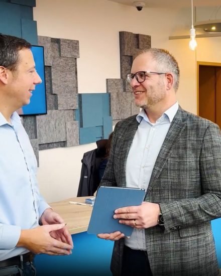 Frank Wolters, Senior Sales Manager Utilities von Arvato Systems und Martin Kreutz, Bereichsleiter Energie & Services bei den Stadtwerken Wolfhagen im Gespräch zur AEP.EnergySuite.