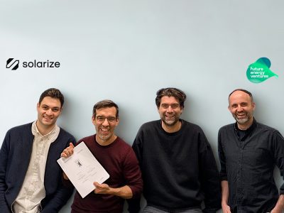 Starke Partnerschaft für die Energiewende: Die Solarize-Geschäftsführer Lukas Böhm, Frederik Pfisterer und Andi Weiß mit Moritz Jungmann, Partner bei FEV
