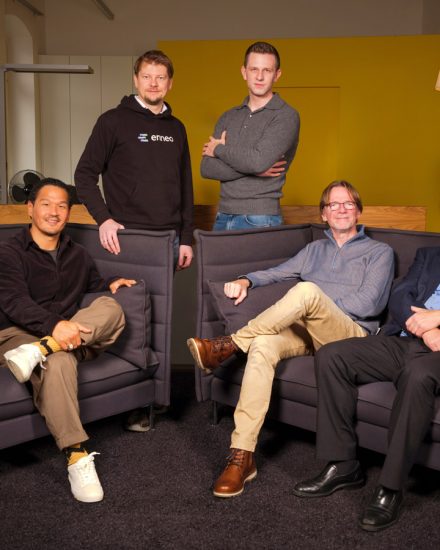 Im Bild: Dr. Kyung‑Hun Ha und Dr. Richard Lohwasser von enneo sowie Max Schlieker, Joan Schlieker und Klemens Gutmann von regiocom.