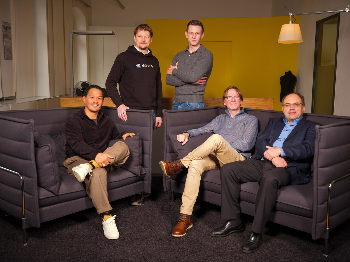 Im Bild: Dr. Kyung‑Hun Ha und Dr. Richard Lohwasser von enneo sowie Max Schlieker, Joan Schlieker und Klemens Gutmann von regiocom.