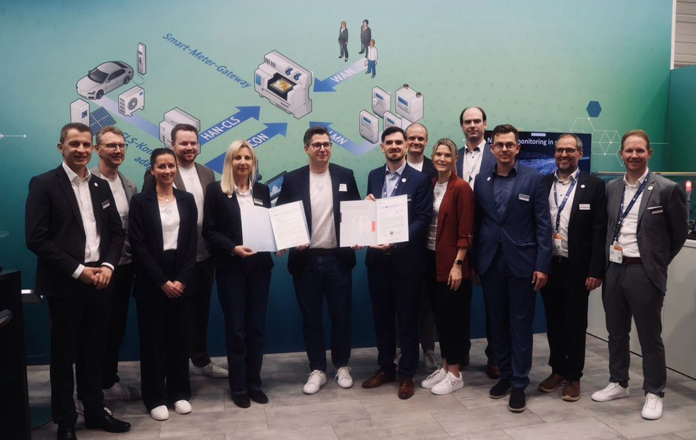 Zertifikatsübergabe für das neue Release des Mehrwertmodules auf der E-World 2026 in Essen am Stand vom BSI.