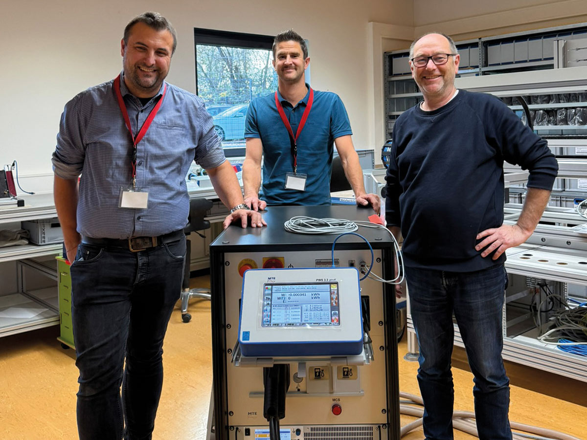 Von rechts: Manuel Kofler (Team Manager HW Development), Dr. Sebastian Mathar (R&D Site Manager Munich), Dipl. Ing. Michael Schwan (EMH Serviceleitung After Sales Service – Prüftechnik)
