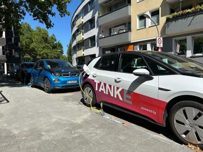 Der Ladebordstein ermöglicht das Laden von Elektrofahrzeugen direkt am Straßenrand und eignet sich insbesondere für urbane Räume mit begrenzten Flächen.