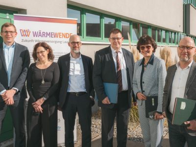 Vertreter von Stadtwerken und Konsortium bei der Vertragsunterzeichnung.