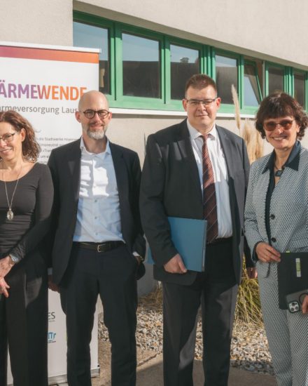 Vertreter von Stadtwerken und Konsortium bei der Vertragsunterzeichnung.