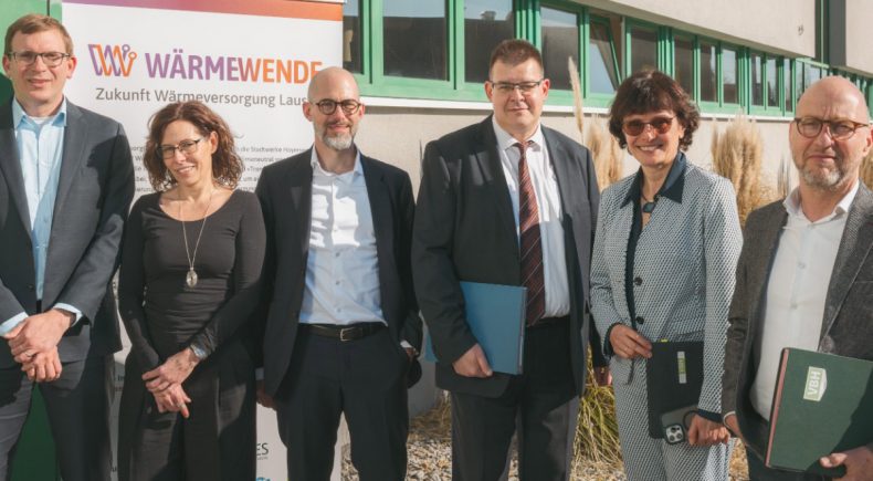 Vertreter von Stadtwerken und Konsortium bei der Vertragsunterzeichnung.