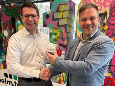 Martin Schäning, Teamleiter Smart Metering Stadtwerke Norderstedt, und Antonio Marcello, Account Manager Vertrieb EFR GmbH, bei der Übergabe des SGH-S.